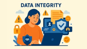 Illustration zur Darstellung der Datenintegrität, die eine Frau in einem orangefarbenen Hemd zeigt, die an einem Laptop arbeitet. Um sie herum befinden sich Symbole, die Sicherheit und Genauigkeit symbolisieren, darunter ein Schild mit einem Häkchen, Warnzeichen, ein Vorhängeschloss, Benutzerprofile, Datensynchronisationssymbole und ein Dokument, alles in einem flachen Design mit blauen, orangen und beigen Tönen.